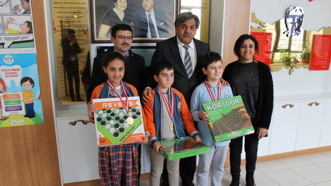 İlçemizde düzenlenen Akıl ve Zeka Oyunları Turnuvasında dereceye giren öğrencilerimize ödülleri takdim edildi.