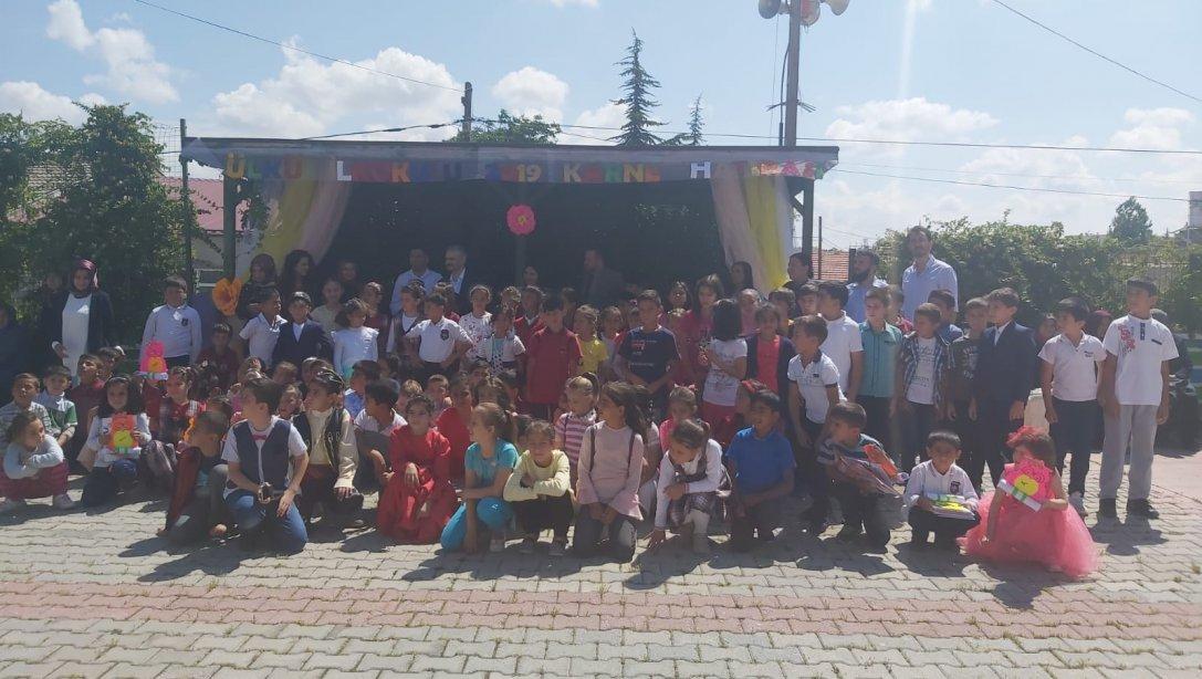 Kaymakamımız Sayın Osman GÜVEN ve İlçe Milli Eğitim Şube Müdürü Sayın Ayşe KALAY Ülkü İlkokulu'nda yapılan karne dağıtım törenine katıldı