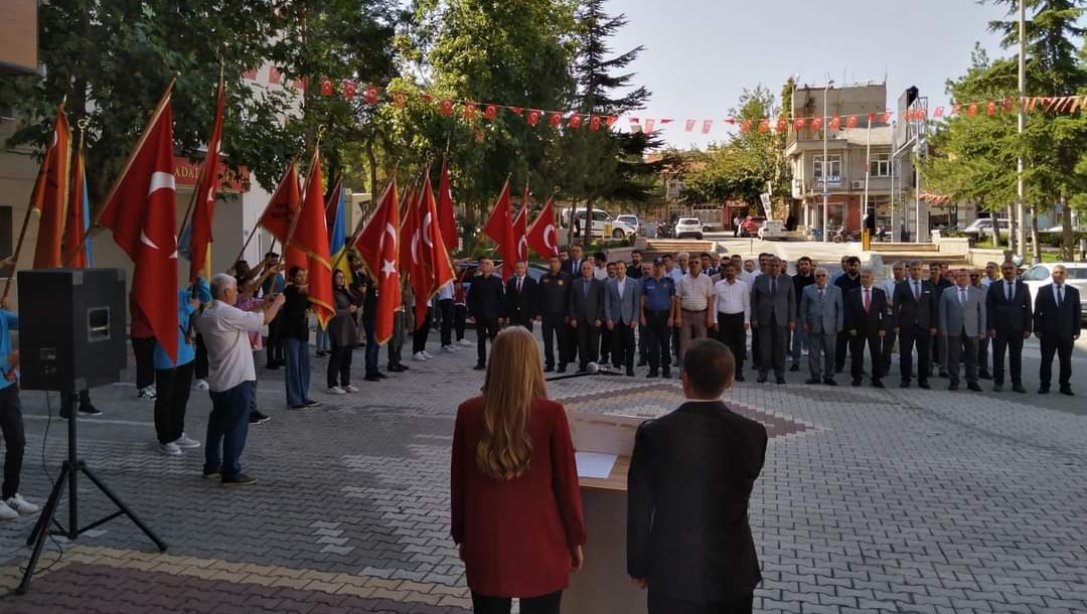 İlköğretim Haftası Çelenk Sunumu 