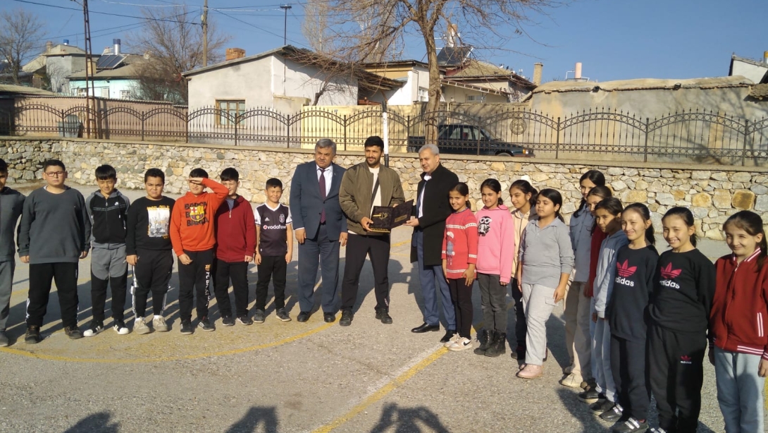 Belediye Başkanımız Sayın İrfan Karaca ve İlçe Milli Eğitim Müdürümüz Sayın Mehmet Yavuz, Dünya 3.'sü Olan Öğretmenimiz Arif Özen'i Ziyaret Etti